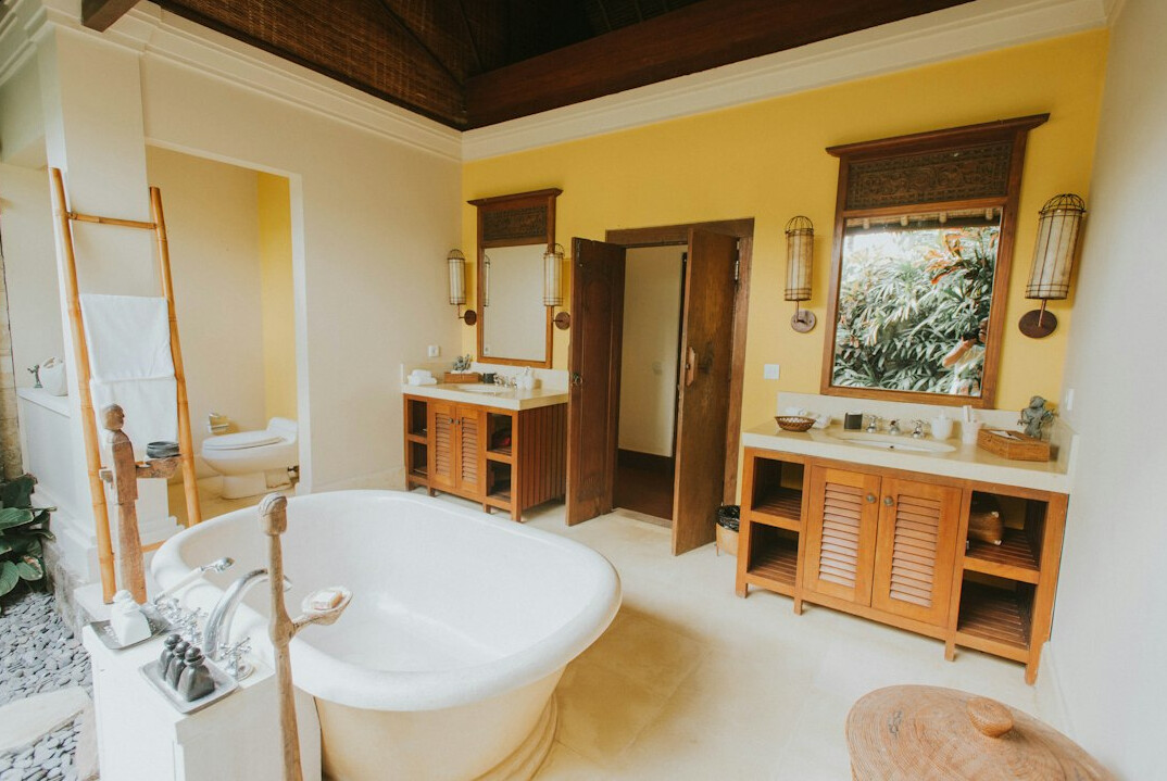 luxury villa bathroom